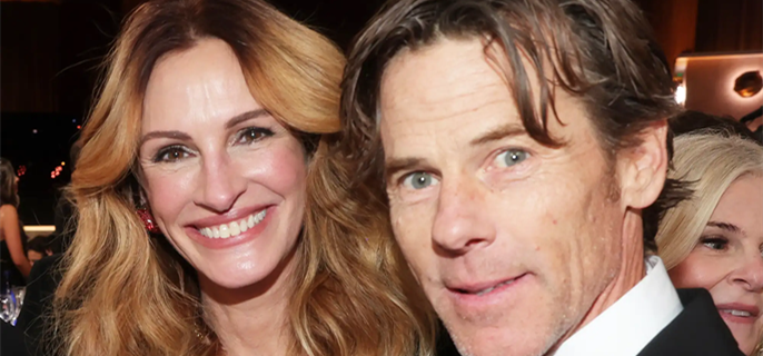 Julia Roberts Commands Huge Standing Ovation from Golden Globes Audience: 'I'm Going to Be Impossible for a Week' 1