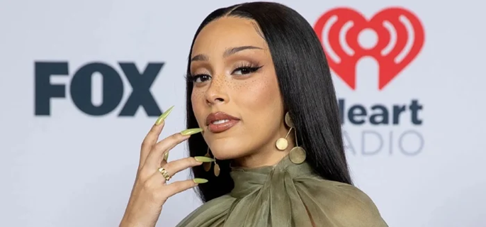 Doja Cat embraces pop with twist on her new album 'Vie' 1