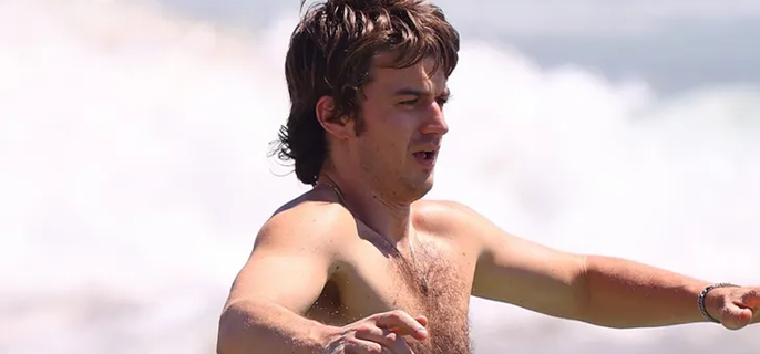 'STRANGER THINGS' STAR JOE KEERY ELEVEN OUT OF TEN AT THE BEACH!!! 1