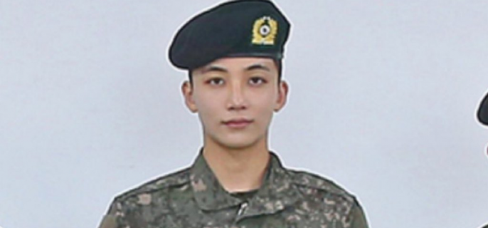 Fans and netizens stunned by Seventeen's Jeonghan in latest military photo 1